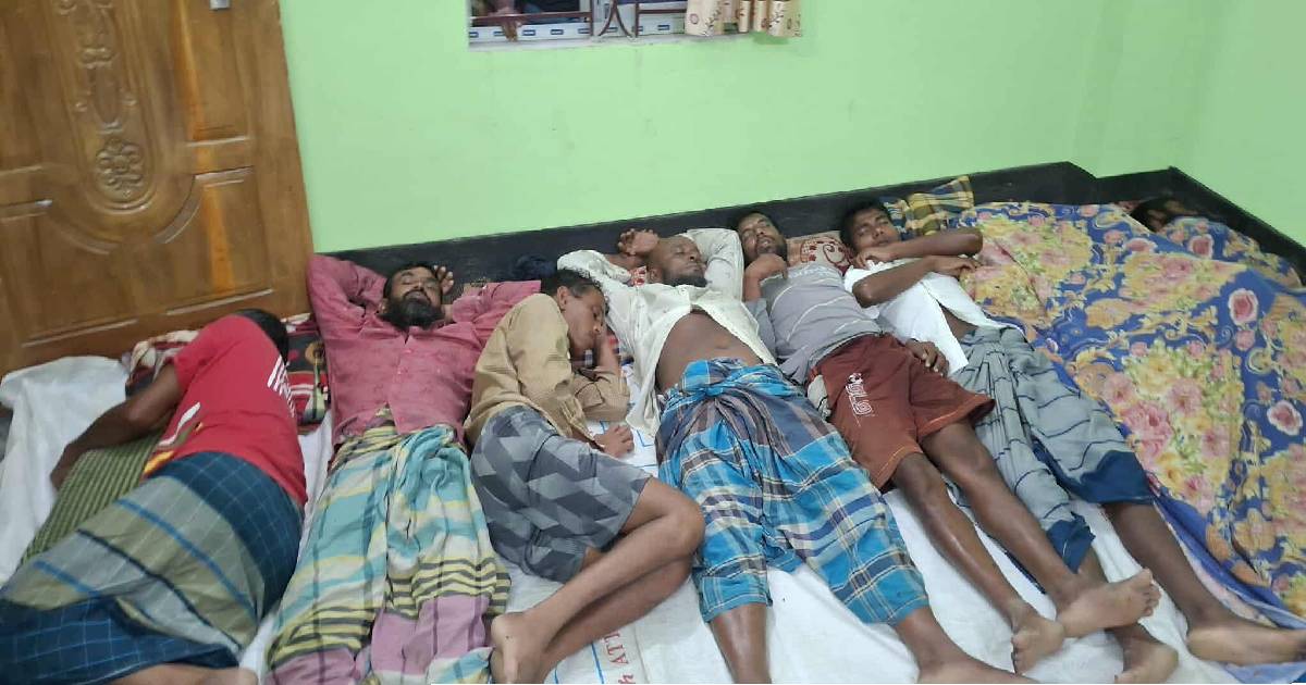 বৈরী আবহাওয়ায় সাগরে ট্রলারডুবি নয় জনকে জীবিত উদ্ধার
