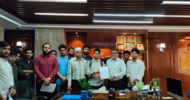 শেকৃবিতে ইন্টার্ন ফার্ম ও আধুনিক শ্রেণিকক্ষসহ তিন দফা দাবি শিক্ষার্থীদের