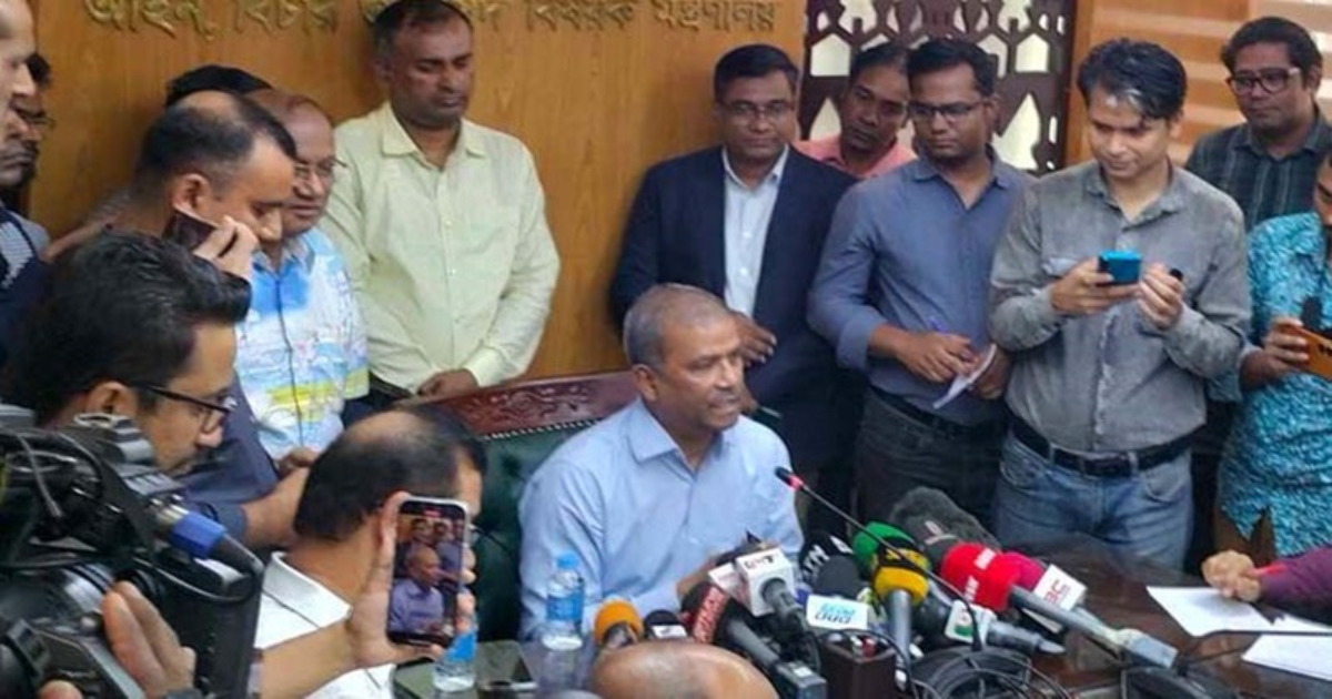 মিটফোর্ডের নারকীয় হত্যাকান্ডের দ্রুত বিচারে সরকার বদ্ধপরিকর : আইন উপদেষ্টা