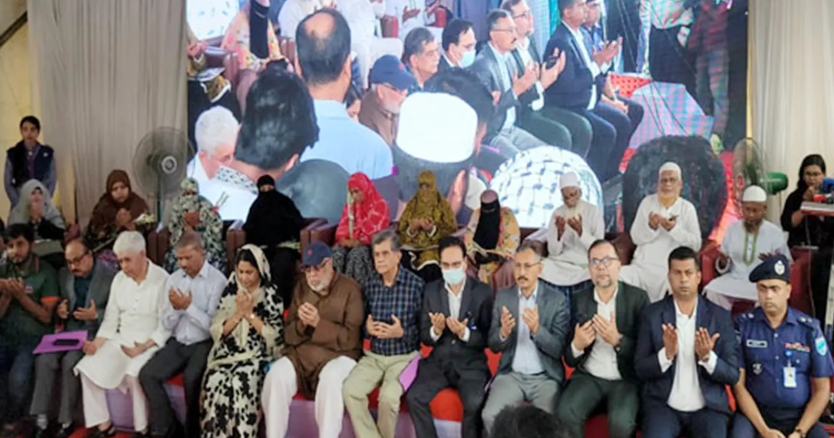 চেয়ারে শহীদদের স্বজনেরা, মেঝেতে বসেন সরকারের পাঁচ উপদেষ্টা