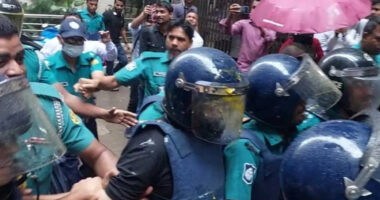 আদালত প্রাঙ্গণে খায়রুল বাশারকে কিল-ঘুষি-ডিম ও লাথি মারলেন শিক্ষার্থীরা