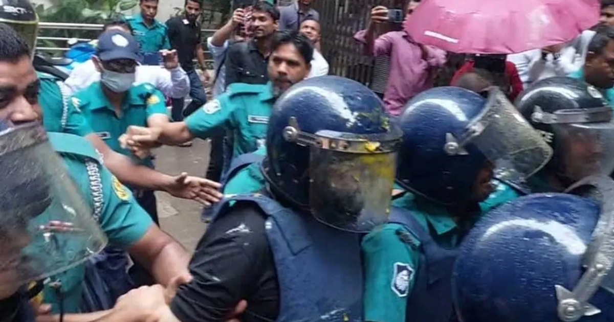 আদালত প্রাঙ্গণে খায়রুল বাশারকে কিল-ঘুষি-ডিম ও লাথি মারলেন শিক্ষার্থীরা