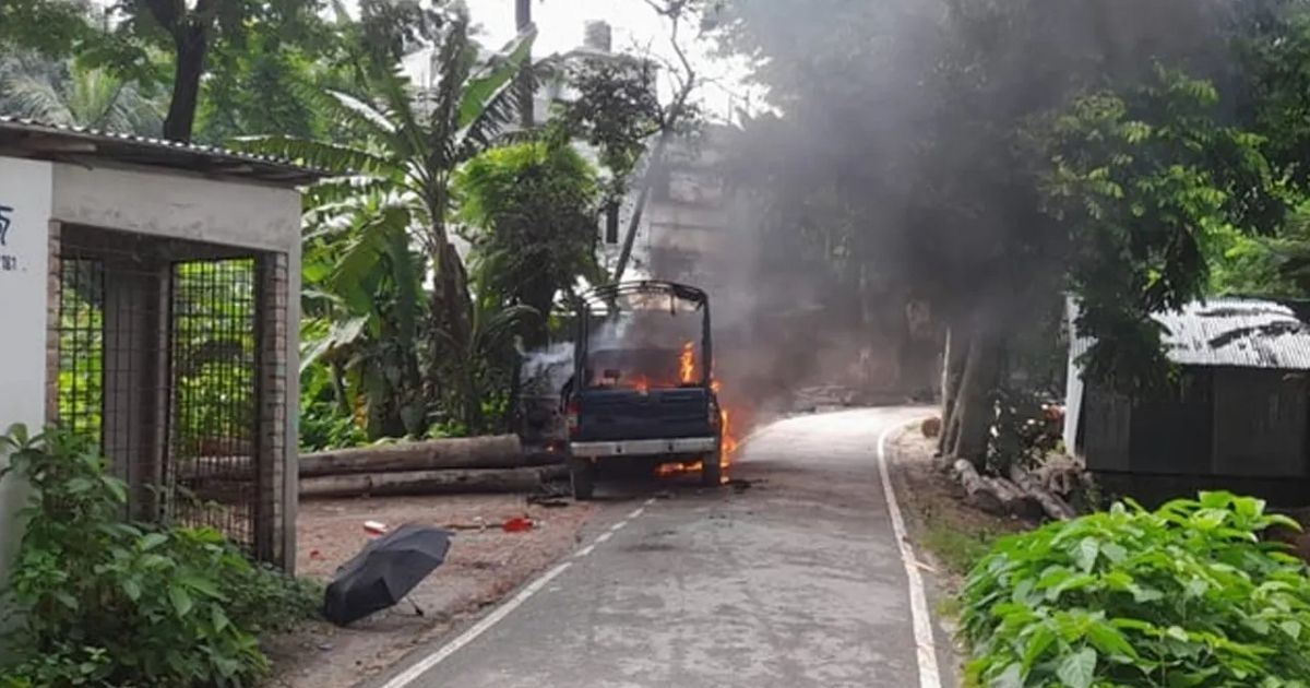 গোপালগঞ্জে পুলিশের গাড়িতে আগুন, উত্তপ্ত পরিস্থিতি