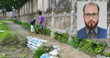 রৌমারীতে গ্রামের ভাঙা রাস্তা মেরামতে ডা. আব্দুস সামাদের মানবিক উদ্যোগ