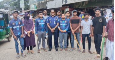 শ্রীপুরে যানজট নিরসনে স্বেচ্ছাশ্রমে কাজ করছে ২০ জন তরুণ
