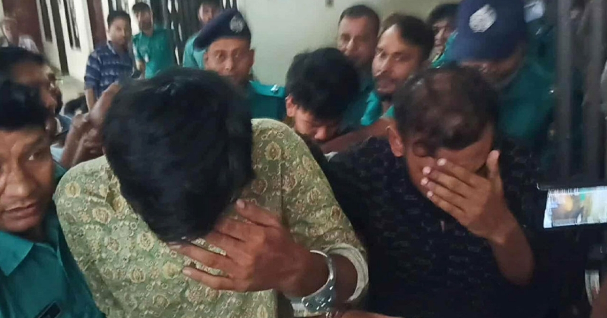 আদালত প্রাঙ্গণে ‘চাঁদাবাজ’ স্লোগান, মাথা নিচু বৈষম্যবিরোধী ৪ ছাত্রনেতার