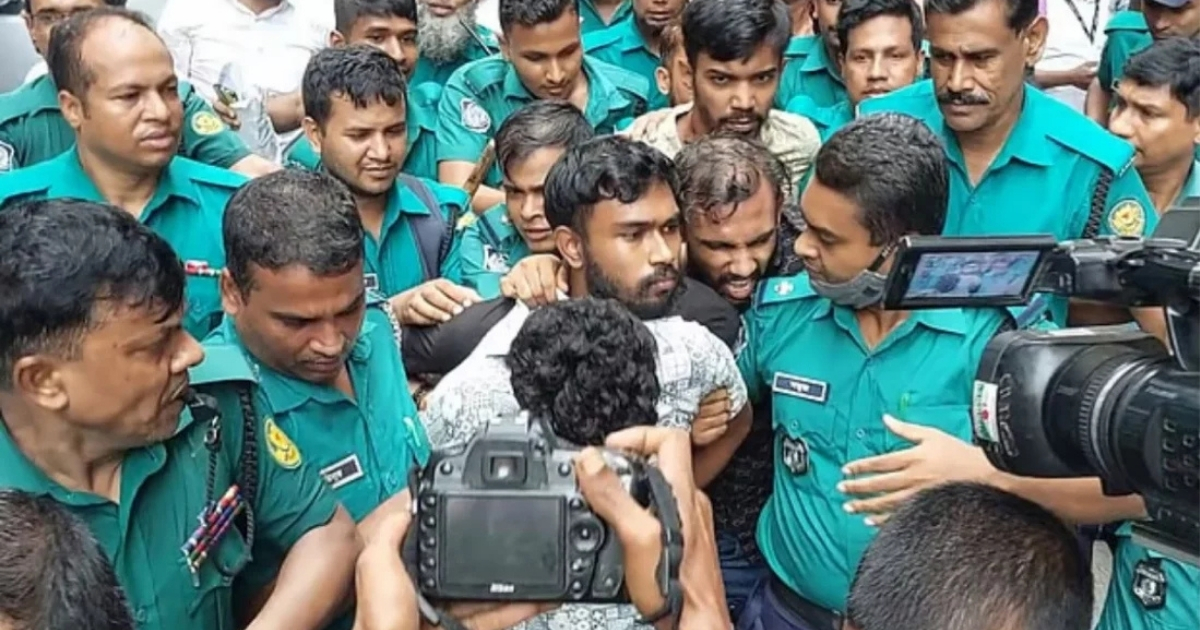 জুলাই চেতনা বিক্রি করে চাঁদাবাজি করেছিস :  আদালতে রাজ্জাকদের প্রতি দুয়োধ্বনি