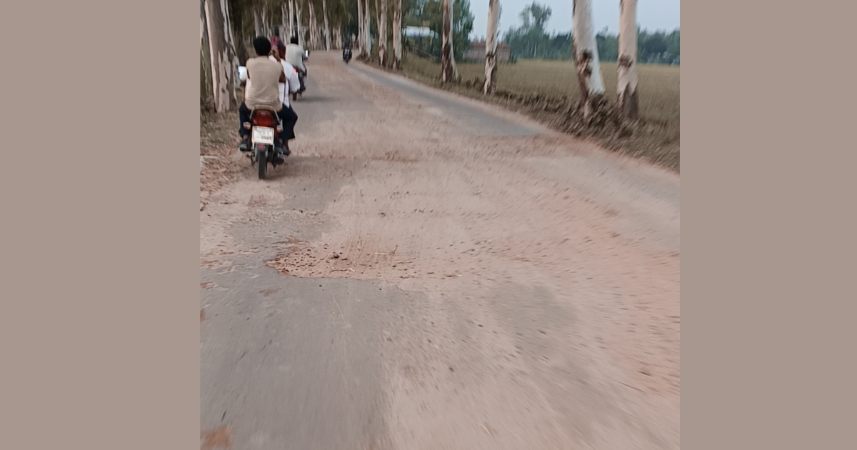 থমকে আছে ডোমার -চিলাহাটি সড়কের সংস্কার কাজ চলাচলের জনদুর্ভোগ