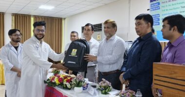 শেকৃবিতে ভেটেরিনারি শিক্ষার্থীদের মাঝে সার্জিক্যাল বক্স বিতরণ