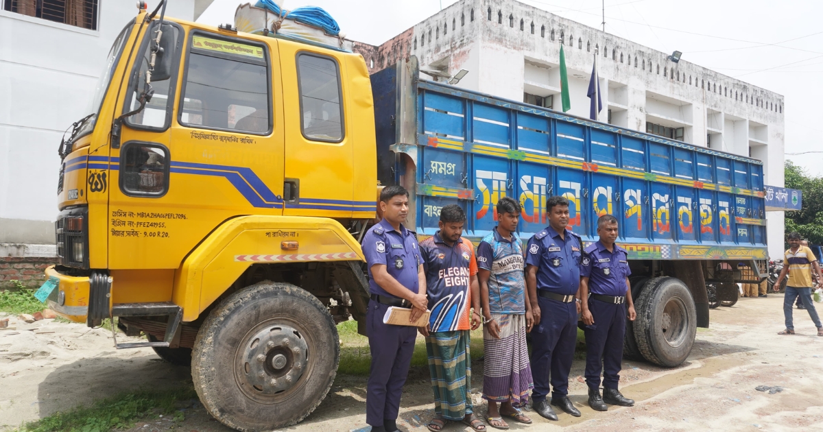 নওগাঁর ধামইরহাটে চুরি হওয়া ট্রাক ঢাকায় উদ্ধার গ্রেফতার - ২ 