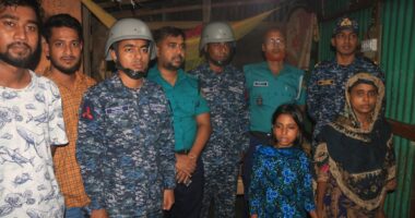 হারিয়ে যাওয়া একটি শিশুকে উদ্ধার করে পরিবারের কাছে হস্তান্তর করল ভোলার নৌ বাহিনী