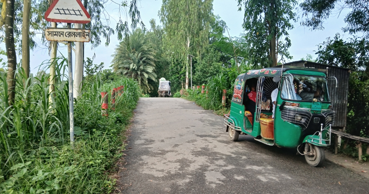 টাঙ্গাইলে অরক্ষিত রেলগেটগুলোতে গেটম্যান না থাকায় স্থানীয় বাসিন্দারা আতঙ্কিত