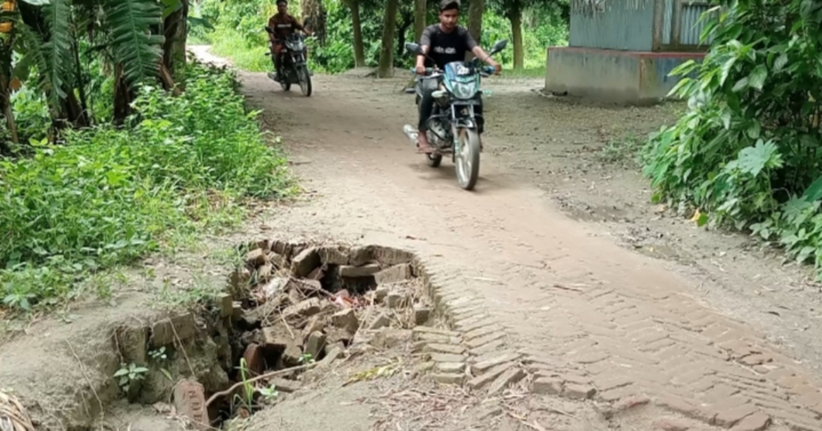 মুন্সিগঞ্জ টঙ্গীবাড়িতে খানা খন্দে ভরা সড়ক, লক্ষাধিক মানুষের দুর্ভোগ