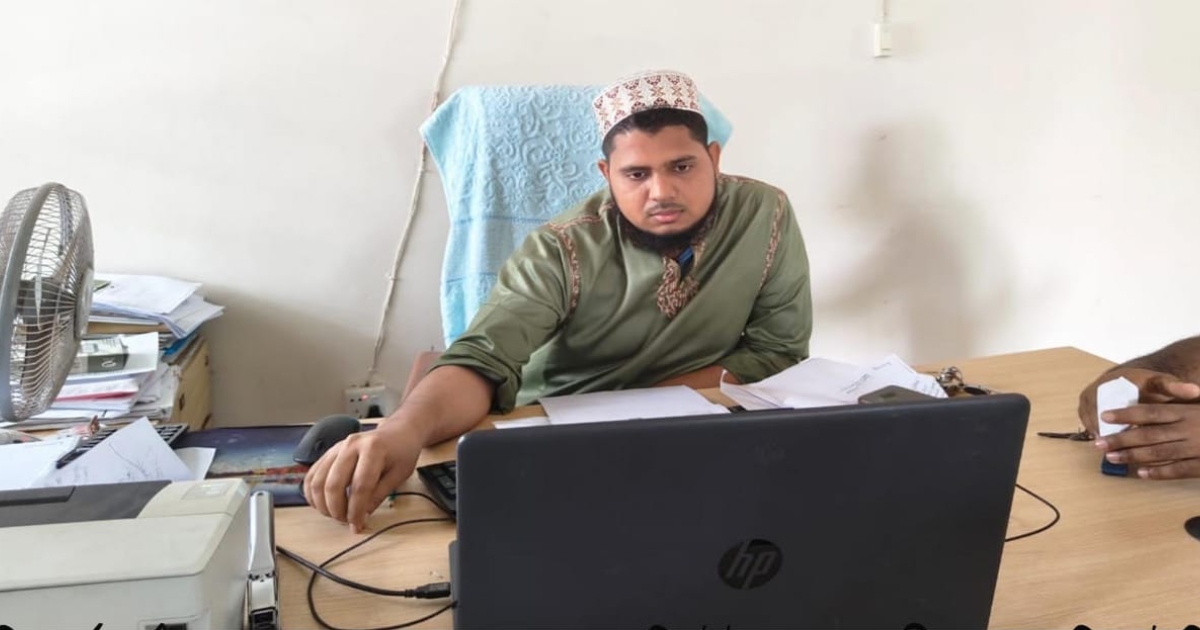 ইন্দুরকানীতে ভূমি কর্মকর্তার চেয়ারে বসে দাপ্তরিক কাজ করেন কম্পিউটার ব্যবসায়ী