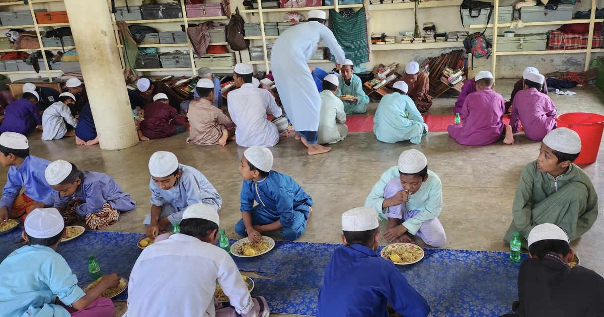 প্রবাসীর পুত্রের জন্মদিনে এতিম ও মাদ্রাসা ছাত্রদের মাঝে খাবার পরিবেশন ও দোয়া অনুষ্ঠিত