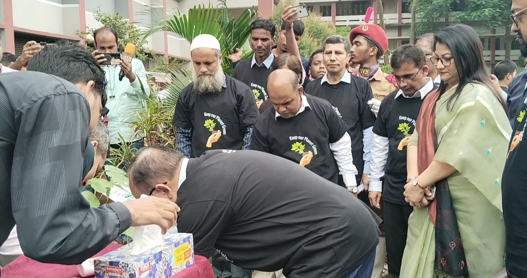 পরিবেশ রক্ষায় সারাদেশে বৃক্ষরোপণ কর্মসূচি চালুর আহ্বান বিভাগীয় কমিশনারের