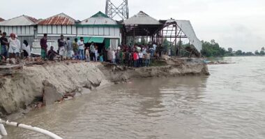 মুন্সিগঞ্জে পদ্মার ভাঙ্গনে ২০০ বছরের ঐতিহাসিক দিঘীরপাড়ের বাজার বিলীন
