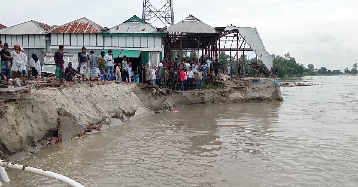মুন্সিগঞ্জে পদ্মার ভাঙ্গনে ২০০ বছরের ঐতিহাসিক দিঘীরপাড়ের বাজার বিলীন
