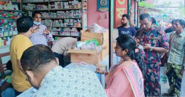 তালায় ভ্রাম্যমান আদালত কর্তৃক ৭টি ওষুধের দোকানের ১৬ হাজার টাকা জরিমানা।