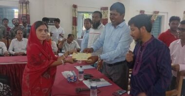 আমতলীতে যুব দিবসে ঋণের চেক বিতরন