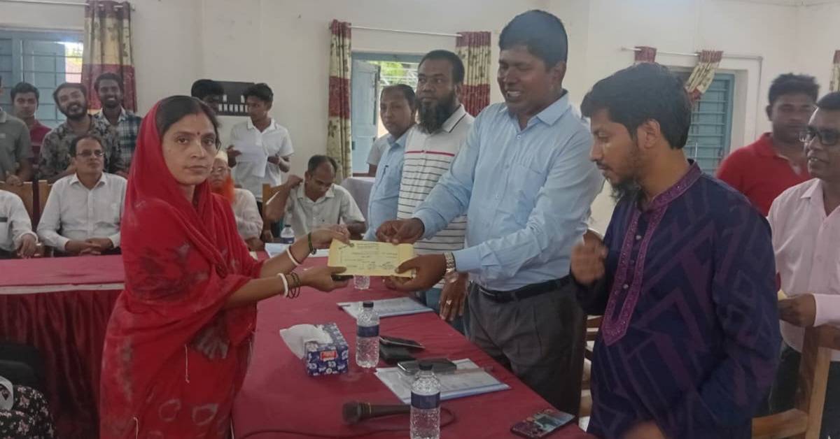 আমতলীতে যুব দিবসে ঋণের চেক বিতরন