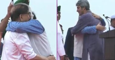 ঘোষণাপত্র পাঠ শেষে নেতাদের সঙ্গে বুক মেলালেন প্রধান উপদেষ্টা