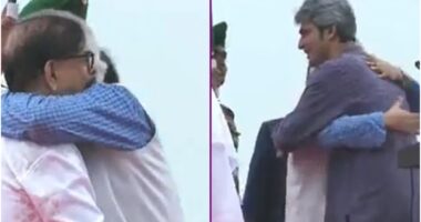 ঘোষণাপত্র পাঠ শেষে উপস্থিত রাজনৈতিক দলের নেতাদের সঙ্গে বুক মেলালেন প্রধান উপদেষ্টা