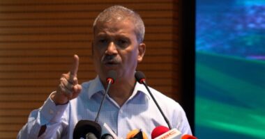 'আমরা বৃদ্ধরা ব্যর্থ হয়েছি, তরুণরা বিজয় নিয়ে এসেছে, : আসিফ নজরুল