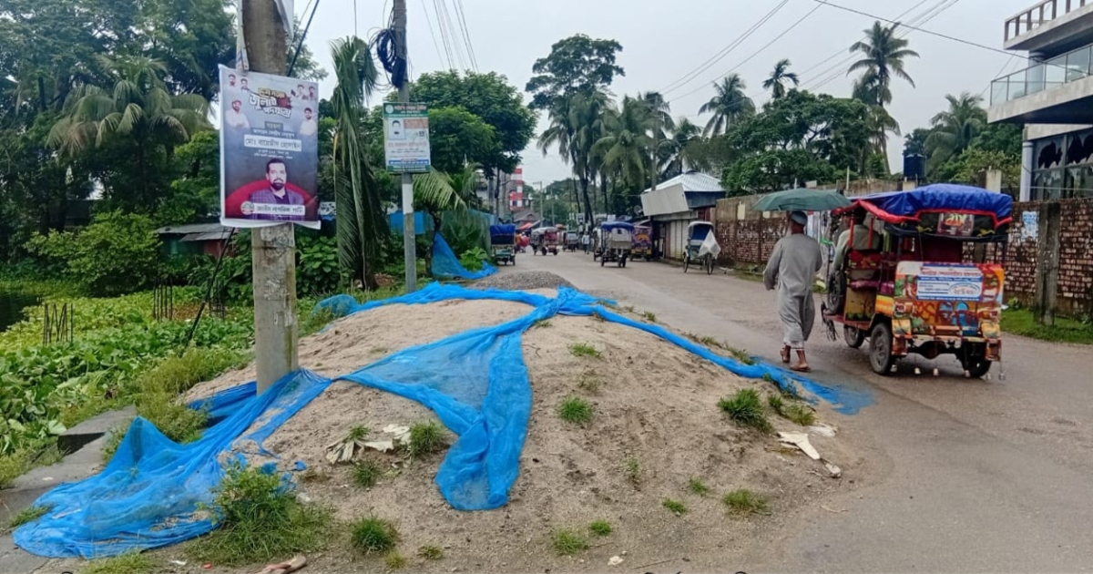 আমতলীতে সড়কে নির্মাণ সামগ্রী চলাচলে ভোগান্তি