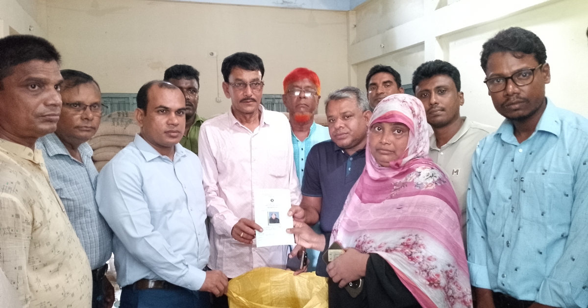 শিবগঞ্জে ভিডব্লিউবি কর্মসূচির চাল বিতরণ