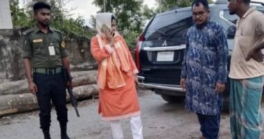 টুঙ্গিপাড়ায় মহাসড়কের পাশে গাছ রেখে ব্যবসা, ৩০ হাজার জরিমানা