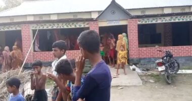 বগুড়ায় বিএনপি নেতার বাড়িতে প্রবাসীর স্ত্রীর বিয়ের দাবিতে অনশন