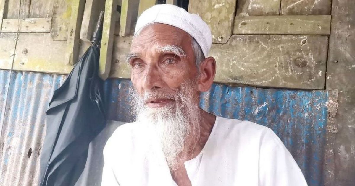বিয়ের দাবিতে ৩৫ বছরের নারীর বাড়িতে ৭৫ বছরের বৃদ্ধের অনশন