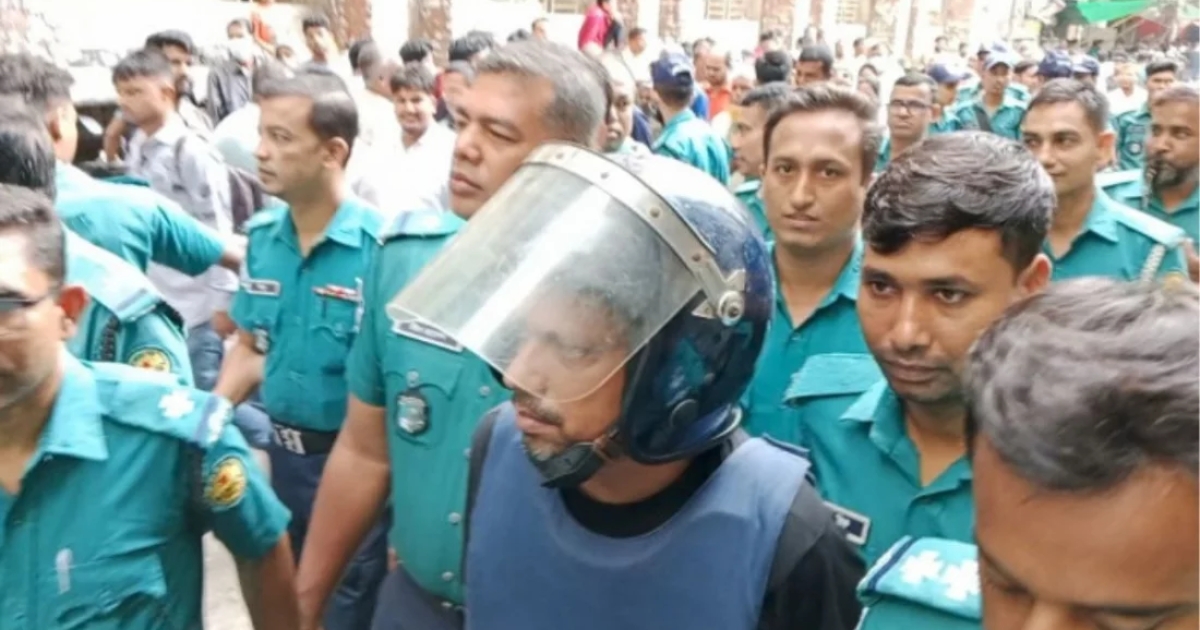 আদালতে ওঠার পথে সেই রিকশাচালকের উদ্দেশ্যে পলক বললেন, এক মুজিব লোকান্তরে, লক্ষ মুজিব ঘরে ঘরে