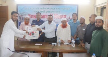 বড়লেখায় আহত জুলাই যোদ্ধাদের হাতে প্রধান উপদেষ্টার উপহার সামগ্রী প্রদান