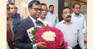 ফুলের অভ্যর্থনায় দায়িত্ব গ্রহণ করলেন সিলেটের নতুন ডিসি সারওয়ার আলম