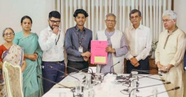 সাগর-রুনির সন্তান মেঘের হাতে পূর্বাচলের প্লটের দলিল হস্তান্তর করলেন প্রধান উপদেষ্টা