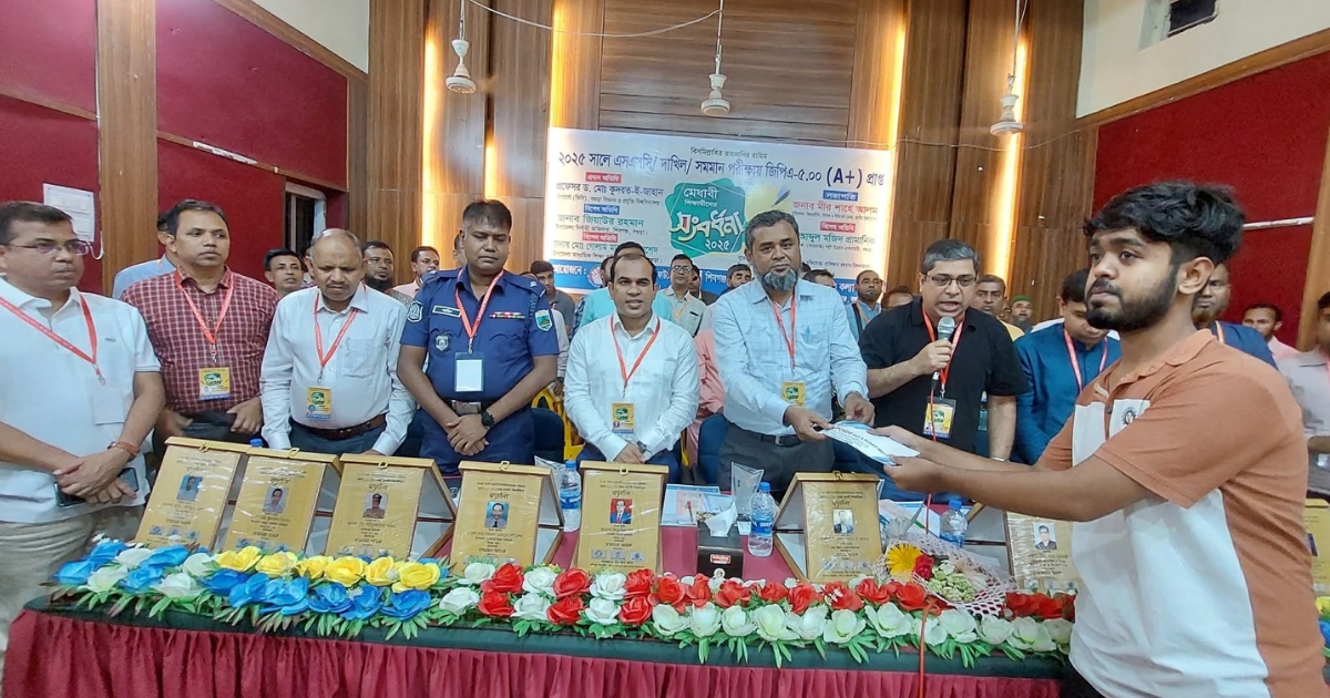 শিবগঞ্জে সংবর্ধনা পেলো ৪ শতাধিক মেধাবী শিক্ষার্থী