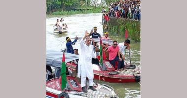 দীর্ঘ ১৭ বছর পর নির্বাচনি এলাকায় স্পিডবোট নিয়ে গণসংযোগে লুৎফুজ্জামান বাবর
