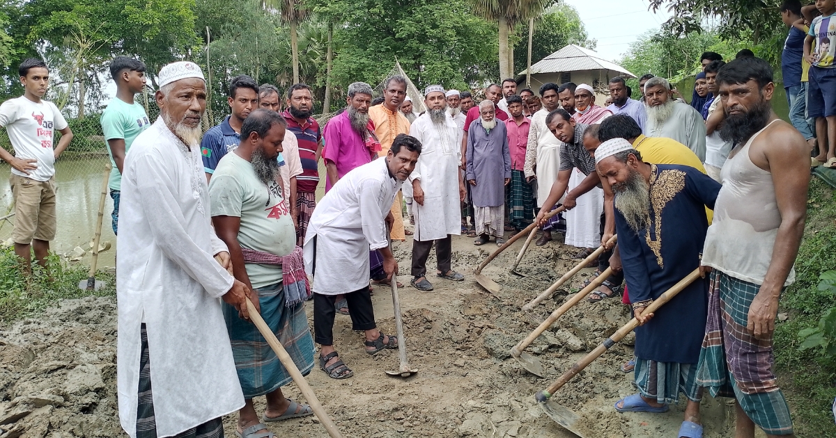 শিবগঞ্জে গ্রামবাসীর উদ্যোগে রাস্তায় ইটের সোলিং, স্থায়ী সংস্কারের আশ্বাস