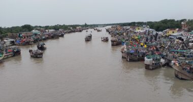 কুয়াকাটায় মৌসুমি বায়ুর প্রভাবে টানা বৃষ্টি, জনজীবন স্থবির