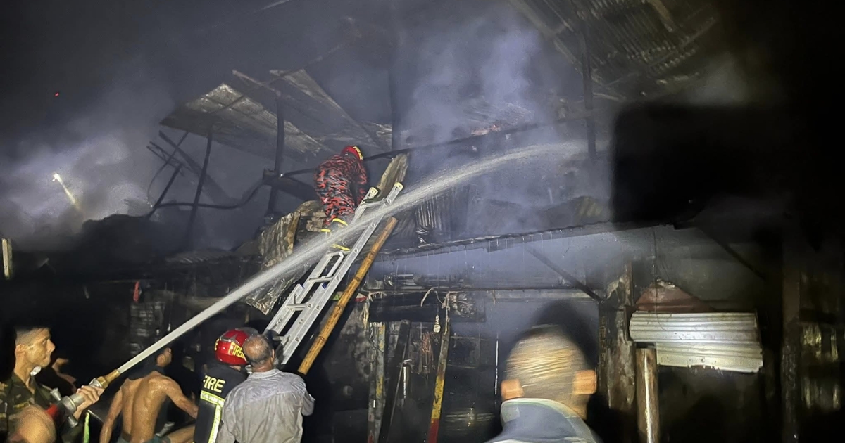 নোয়াখালী সেনবাগ সেবারহাটে ভয়াবহ অগ্নিকাণ্ডে ১১টি দোকান পুড়ে ছাই ৩০ কোটি টাকার ক্ষয়ক্ষতি
