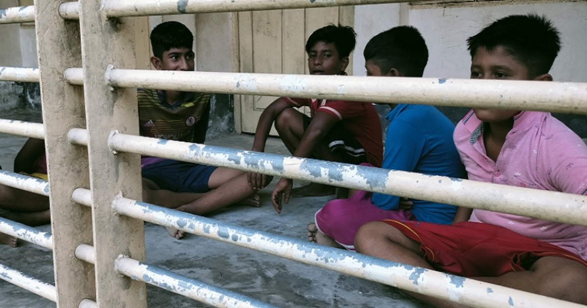 টুঙ্গিপাড়ায় মাঠের অভাবে ঘর বন্দি শৈশব