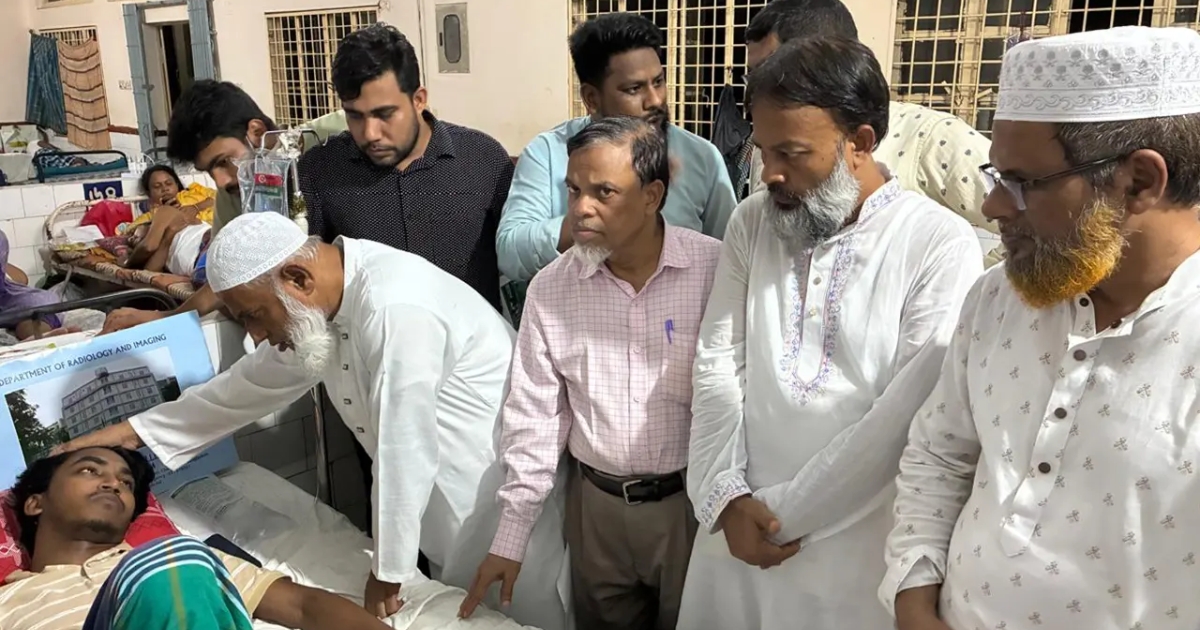 আহত চবি ছাত্রদের খোঁজ নিতে হাসপাতালে জামায়াত নেতারা