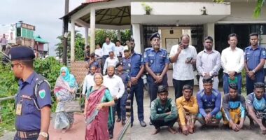নদীর প্রবাহে বাধা দিয়ে মাছ ধরার দায়ে ৫ জন কে পুলিশে দিলেন উপদেষ্টা