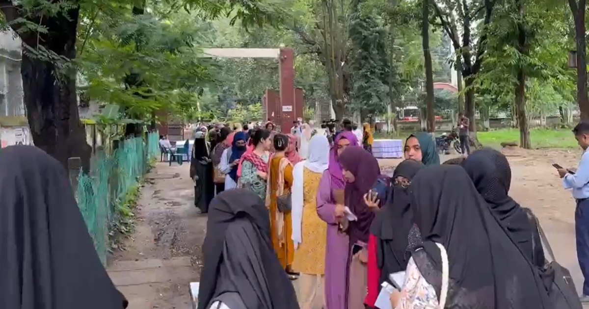 ডাকসু নির্বাচনে ভোটগ্রহণ চলছে,সব কেন্দ্রের সামনেই ভোটারদের দীর্ঘ লাইন