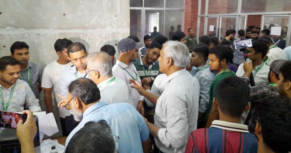 বিভিন্ন অনিয়মের অভিযোগে জাকসুর দুই হলে ভোট গ্রহণ বন্ধ