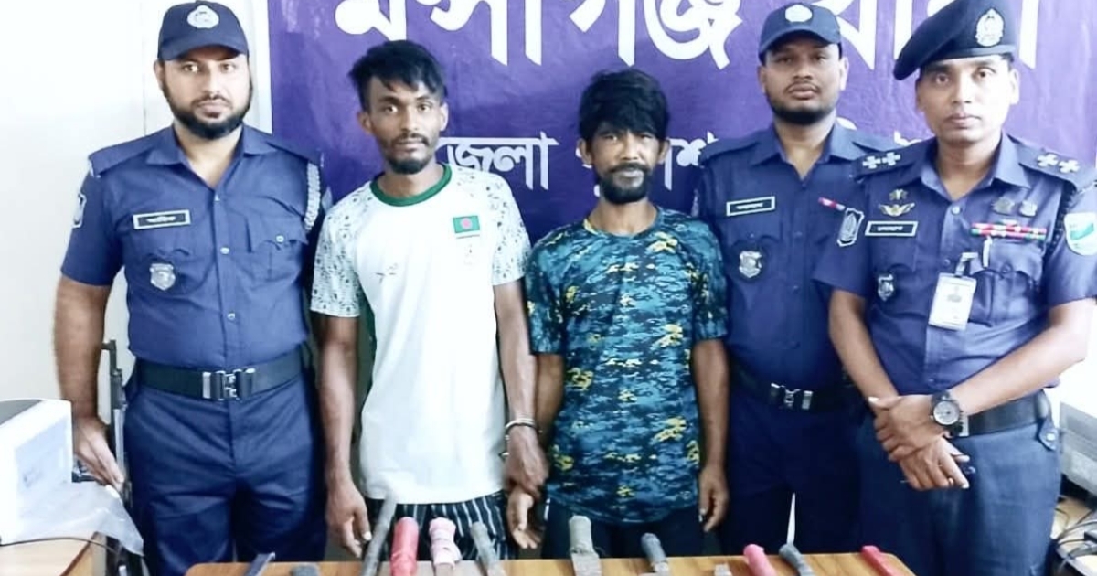 অস্ত্রের ভাণ্ডারসহ দুই সন্ত্রাসী আটক, পলাতক বাবু মোল্লার খোঁজে অভিযান