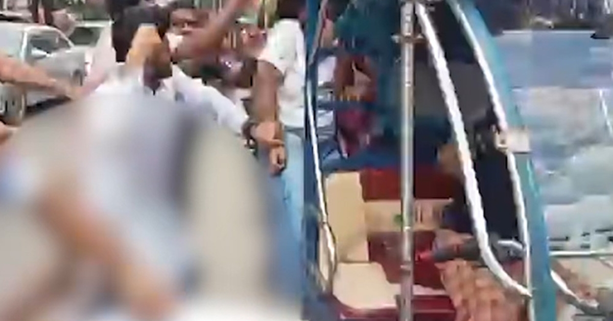রাজধানীতে ঝটিকা মিছিলের চেষ্টাকালে আ. লীগ নেতাদের জনতার পিটুনি