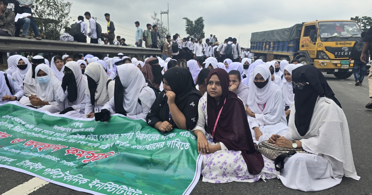 ঢাকা-টাঙ্গাইল মহাসড়কে পলিটেকনিক শিক্ষার্থীদের অবরোধ